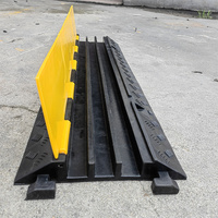 Protector de cable de goma cubierto de PVC de 3 hilos con rampa abatible para aplicaciones viales