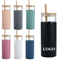Kustom dicetak Logo bebas Bpa botol air kaca lengan pelindung silikon 20 oz cangkir gelas Tumbler dengan tutup bambu dan sedotan