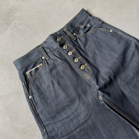 Jeans en denim brut à poche incurvée et boucle arrière, braguette boutonnée, jambe large, denim selvedge, double poche arrière, boucles croisées, jeans baggy