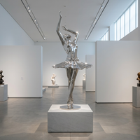 Sculpture de danseuse de ballet en acier inoxydable forgé à la main, statue moderne effet miroir pour campus, complexe hôtelier et aménagement paysager commercial