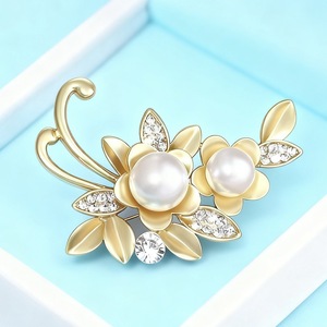 เข็มกลัดคริสตัลรูปดอกไม้ทันสมัย ประดับด้วยเพชรเทียม ตัวเรือนโลหะผสมชุบทอง  แบบปรับแต่งได้ ใช้ได้ทุกวัน เหมาะสำหรับงานหมั้นและงานแต่งงาน - Product Image 4