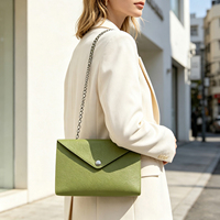 Mini pochette enveloppe avec chaîne pour femme, sac à bandoulière pour soirée, mariage, en cuir vegan, à rabat et bouton pression