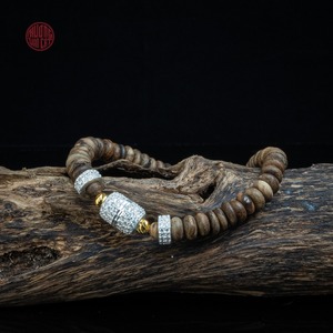 Pulsera de cuentas de madera de agar natural de 6 mm con dijes de plata y cristales incrustados, precio competitivo - Product Image 4