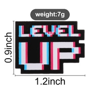 Badge en émail graphique rétro « Level Up » pour les passionnés de jeux vidéo – Élégant accessoire vestimentaire en métal pour le quotidien