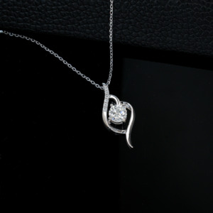 Collier classique en argent 925 avec pendentif cœur torsadé et diamant de laboratoire, solitaire taille ronde avec accents pavés - Product Image 2