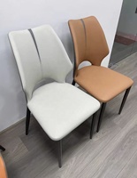 Chaise de salle à manger commerciale minimaliste italienne moderne, structure en acier, dossier rembourré doux, design créatif haut de gamme pour la maison et l'hôtel