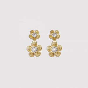 Pendientes de tuerca de aleación de zinc con forma de flor a la moda, con engaste de canal, joyería exquisita para mujer, accesorios de moda para fiestas que combinan con todo. - Product Image 5