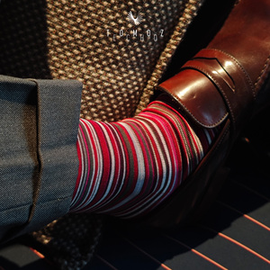 Chaussettes habillées pour hommes personnalisées, de luxe, à rayures rouges, fabriquées en un mélange de coton peigné de qualité supérieure, offrant une respirabilité inégalée en été - Product Image 3