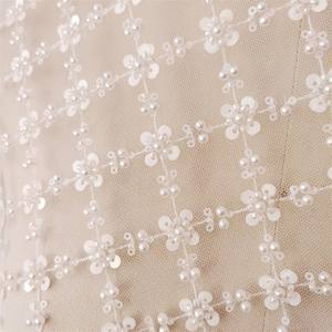 Nuevo estilo de tela de malla de perlas con lentejuelas, tela de encaje bordado de encaje nupcial con cuentas blancas para falda y vestido de novia - Product Image 1