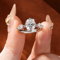 Kostenloser Versand 14K Vergoldeter 8x10mm (3,0ct) Ovaler Moissanit-Ring Dreisteiniger Ring - Stilvoller und Vielseitiger Edel-Schmuckring