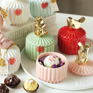 صناديق حلوى سيراميك مضلعة حديثة مخصصة لحفلات الزفاف مع غطاء حيوان - Product Image 1