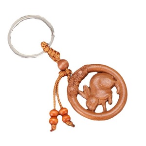 Porte-clés du zodiaque en bois de pêche Linglong Pavilion, 4x4 cm, pendentif souris sculpté à la main pour voiture et cadeau - Product Image 2