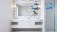Panneau mural composite PVC effet marbre UV, blanc brillant avec veines bleues et dorées, résistant aux rayures, imperméable, revêtement intérieur