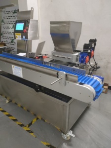Pistón <span class=keywords><strong>de</strong></span> alimentación Servo Control Waffle Roll Cupcake Pastelería Puff Depositing Croissant Pan Depositor Cake Egg Roll Máquina <span class=keywords><strong>de</strong></span> relleno - Product Image 3