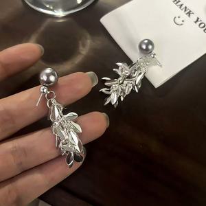 Boucles d'oreilles pendantes et clous de haute qualité en perles grises scintillantes avec pompon pour l'automne et l'hiver, accessoire polyvalent et délicat pour rehausser le visage - Product Image 4