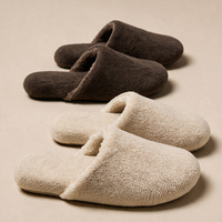 Chaussons d'intérieur pour femmes en tissu éponge beige, à bout fermé, style mule, texture polaire douce, à talon ouvert, semelle noire, confortables
