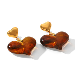 Boucles d'oreilles pendantes en résine en forme de cœur, couleur ambre vintage, pour femme, style affirmé, idéales pour les fêtes et les rendez-vous - Product Image 6