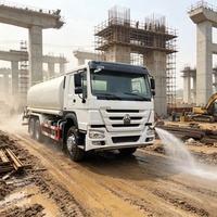 Camion-citerne HOWO 6x4 économique pour le contrôle de la poussière dans les mines et le lavage des ports, avec réservoir épais, grande pompe et longue portée de pulvérisation