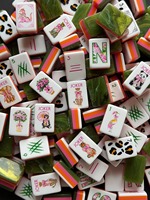 Set Mahjong Amerika Mewah Modern Lipat Grosir dengan Ubin Akrilik Marmer Hijau dan Garis-garis Pink Oranye Karya Seni Kustom