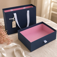Coffret Cadeau Cosmétique Personnalisé avec Tiroir, Finition Mate, Doublure Éponge, Sac Shopping, Ruban Satin Bleu Marine Rose Blanc, et Étiquette Kraft