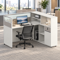 Poste de travail de bureau moderne avec cloison en verre pour l'intimité, étagères de rangement supérieures en bois, gestion des câbles et prise de courant intégrées