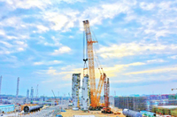 Grue sur chenilles robuste Quantum XGC88000, hauteur de levage maximale de 144 m pour le levage de dômes et de réservoirs de grande taille
