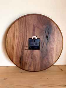 Reloj de Pared Creativo de Resina y Madera Diseñado para Ser un Elemento Decorativo con Función de Relojería y un Diseño Artístico Único - Product Image 4