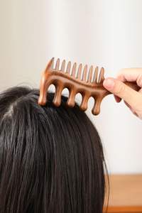 Multi Funcional <span class=keywords><strong>Golden</strong></span> Sandalwood Massagem Pente Espessado e Grosso Duplo Toothed Meridian Comb Usado para Cabeça e Massagem do couro cabeludo - Product Image 4