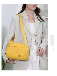 Sacs bandoulière cylindriques rayés en nylon imperméable, grande capacité, unisexe, personnalisables, tendance, noirs, vente en gros - Product Image 5