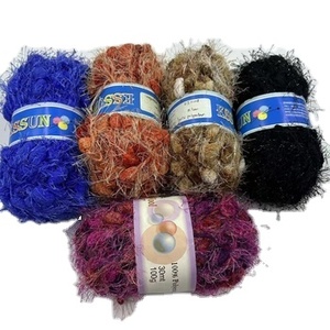Filato Fantasia Ritorto con Pompon per Lavoro a Maglia - Product Image 1