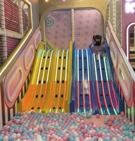 Structure de jeu intérieure combinant fosse à balles et parcours d'obstacles