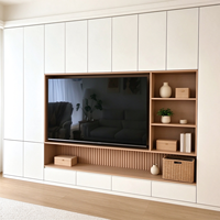 Lemari TV Dinding Penuh Modern Custom, Warna Putih Motif Kayu, Dilengkapi Penyimpanan Terintegrasi, Rak Pajangan, untuk Ruang Tamu