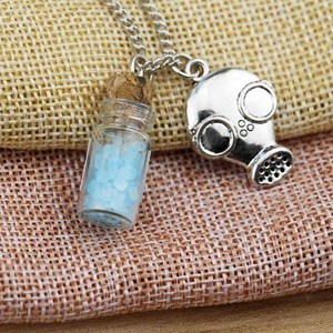 Collar de máscara TV Breaking Bad collar encanto botella transparente sostener arena azul y máscara de Gas collar de cadena para joyería de fiesta - Product Image 2