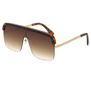 แว่นกันแดดผู้หญิงทรงโอเวอร์ไซส์ UV400 เลนส์ PC ระดับ 2 แฟชั่นสำหรับการเดินทาง กรอบสีดำ - Product Image 1