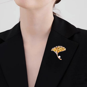 Broche de Folha de Ginkgo de Luxo para Mulheres, Corsage de Cristal, Design de Luxo Leve, Ideal para Trajes Formais - Product Image 3