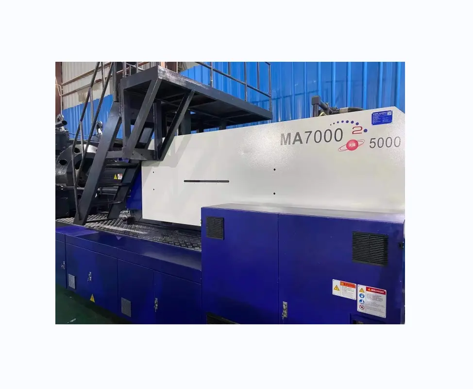 ماكينة قولبة بلاستيكية مستعملة Ma7000 700 طنًا من هايتي، ماكينة قولبة كراسي وبسلال بلاستيك من النوع سيرفو