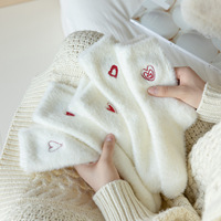 Automne hiver épaissi moyen Tube chaussettes blanc brodé coeur sol chaussettes en peluche hiver pantoufle chaussettes pour femmes confortable élégant