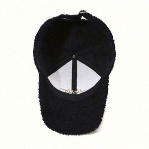 Casquette de baseball tendance et nouvelle, en peluche douce et chaude, avec logo brodé personnalisé, motif dessin animé en caoutchouc écologique, idéale pour l'hiver - Product Image 4