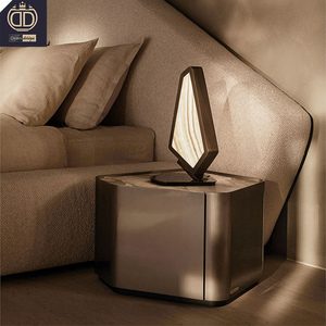 Cama Plataforma Acolchada y Bordada de Estilo Art <span class=keywords><strong>Deco</strong></span>, Asimétrica, Monolítica, Escultórica, Geométrica, Orgánica, Fluida y de Perfil Bajo - Product Image 3