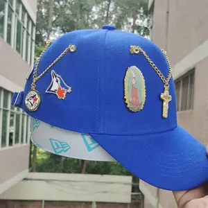 Mẫu miễn phí New đội bóng chày Hat Trang trí Chain cap pins kim loại sơn hat huy hiệu biểu tượng Mặt dây chuyền hat pins với chuỗi trong kho