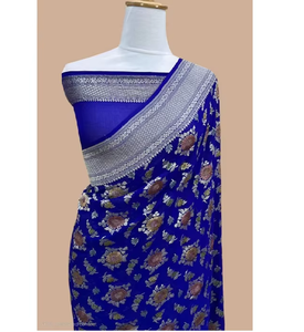 Sari en soie bleu roi et rouge avec broderie florale et bordure en zari argenté, tenue de mariage indienne traditionnelle pour femmes - Product Image 1
