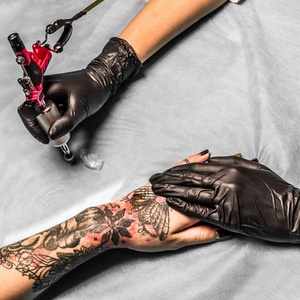 100 pièces/boîte Gants de travail en PVC sans latex, gants de protection imperméables noirs jetables sans poudre, gants en vinyle 4 mil <span class=keywords><strong>pour</strong></span> <span class=keywords><strong>tatouage</strong></span> - Product Image 3