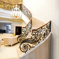 Rampe d'escalier en fer de style européen du milieu du siècle avec poteau central forgé à la main, résistant à la rouille, montage au sol pour hôtel et maison royale à l'intérieur