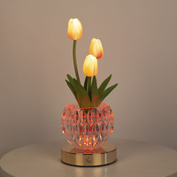 Lampe de chevet contemporaine à piles en forme de tulipe de luxe avec abat-jour en métal et verre
