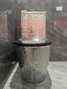 WC suspendu monobloc en céramique de style européen, certifié CE, avec réservoir encastré et siphon en P, pour hôtels et salles de bain de luxe - Product Image 3