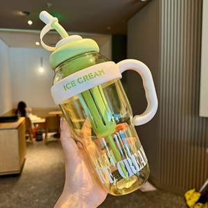 Copo de Água com Alça em Forma de Boneca 3D, Capacidade Grande de 900ml, Garrafa de Água Plástica com Canudo e Infusor de Frutas, Caneca Portátil para Viagem - Product Image 5