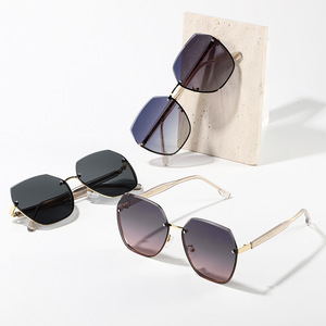 Lunettes de soleil de luxe pour femmes, monture dorée, verres dégradés violets, protection UV400, lunettes de soleil tendance, utilisation en extérieur - Product Image 4