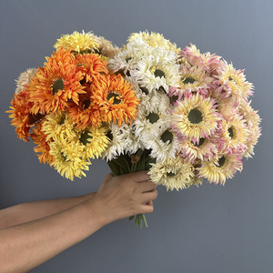 Ramo de 3 Cabezas de Gerbera Artificial de Seda, 26 cm, Ramo Pequeño de Margaritas Africanas Artificiales, Crisantemo Falso Vintage para Decoración del Hogar - Product Image 1