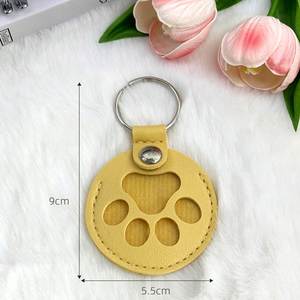 Porte-clés circulaire en cuir PU écologique avec portrait de patte d'animal et motif tressé, idéal pour les cadeaux commémoratifs - Product Image 5