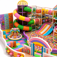 Aire de jeux intérieure personnalisée pour enfants, à thème ludique et coloré, multi-niveaux, avec toboggan, piscine à balles, trampoline et structure d'escalade, pour usage commercial